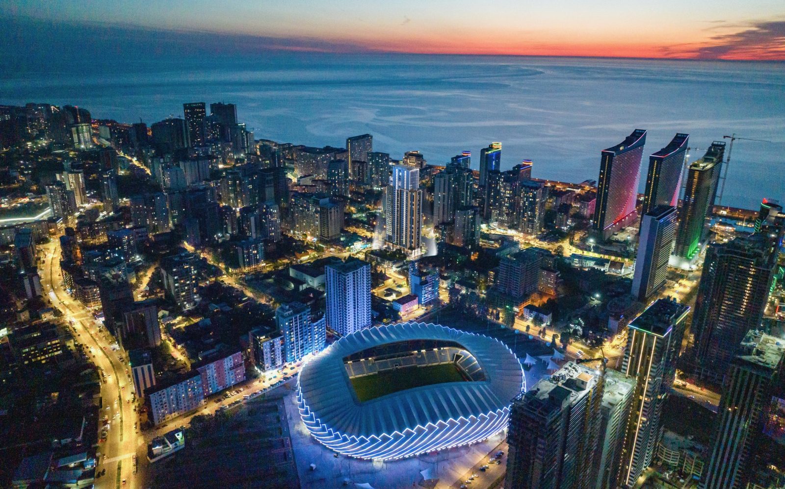 Batumi z výšky za súmraku
